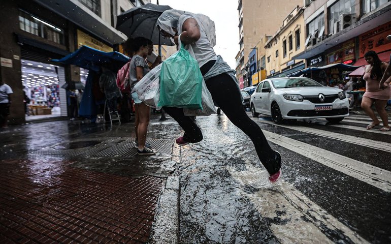 Rio permanece em Estágio 2 após temporal; bolsões d’água são eliminados e manifestação de vans causa lentidão na Avenida Brasil