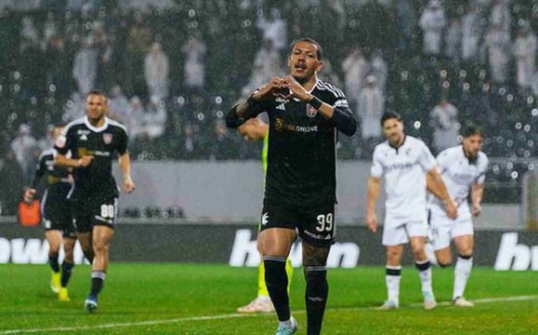 Clayton Silva festeja estreia e diz que jogar no Vasco é 'um dos maiores desafios da carreira'