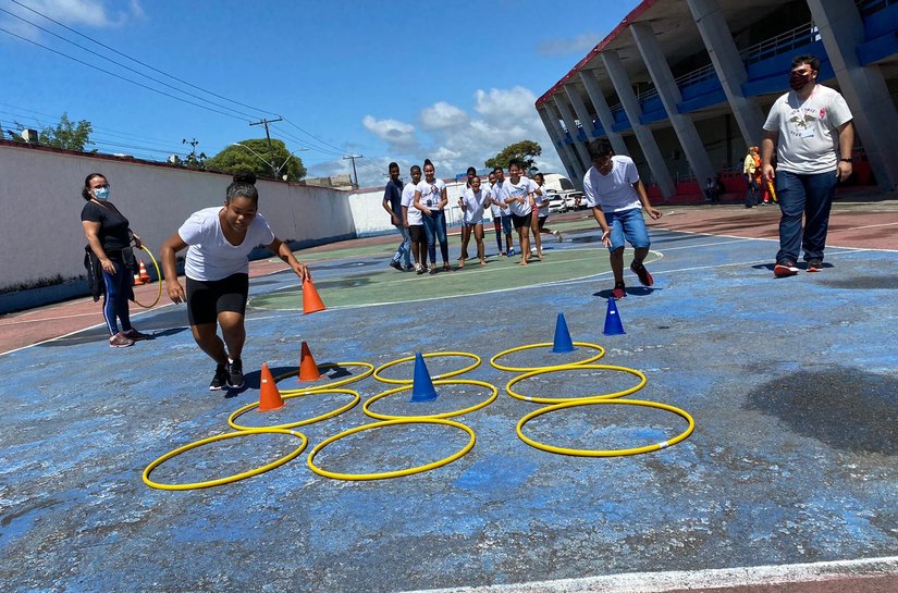 Cras Dom Adelmo leva adolescentes para o estádio de futebol para um dia de lazer
