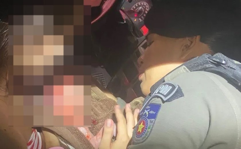 Mulher dá à luz com ajuda de policiais militares em posto de combustíveis de Maceió