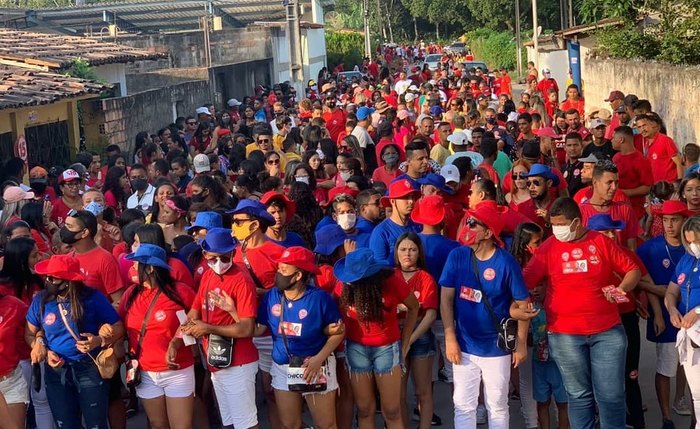 População durante caminhada em apoio ao atual prefeito, Chico Vigário, em Atalaia