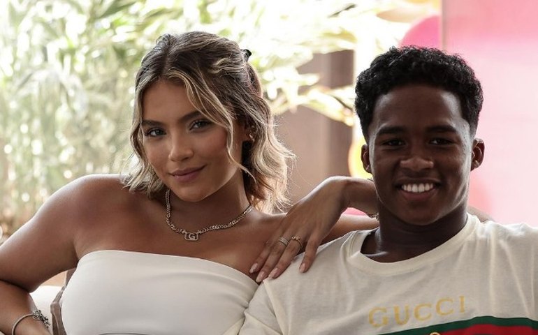 Endrick e Gabriely revelam detalhes do contrato de namoro e jogador lembra início: 'Aposta'