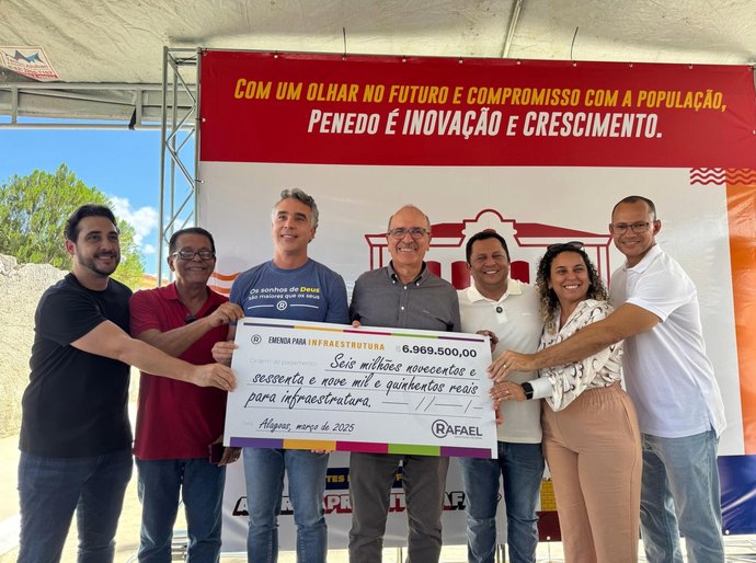 Prefeito Ronaldo Lopes e Deputado Rafael Brito entregam investimentos para o povo de Penedo
