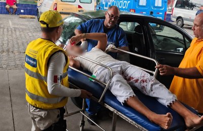Ronda no Bairro escolta jovem baleado no Poço ao HGE