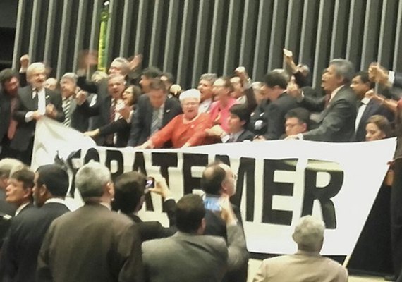 Deputados da oposição interrompem votação com gritos de &#8220;Fora Temer&#8221;
