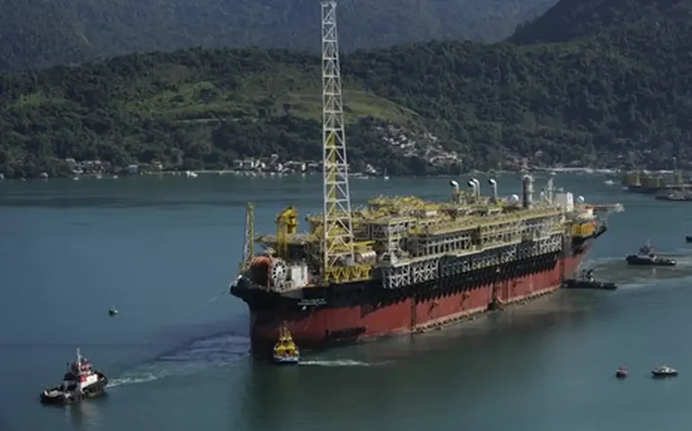 Explosão em plataforma da Petrobras deixa 11 feridos, afirma Sindipetro