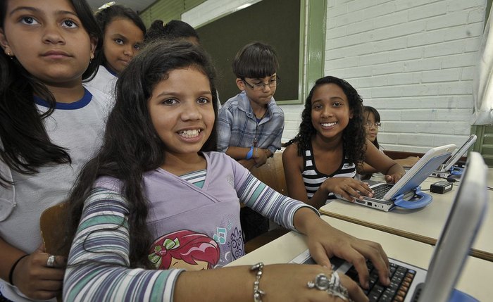 O objetivo é incentivar a criatividade, o desenvolvimento linguístico e a afetividade de crianças e adolescentes