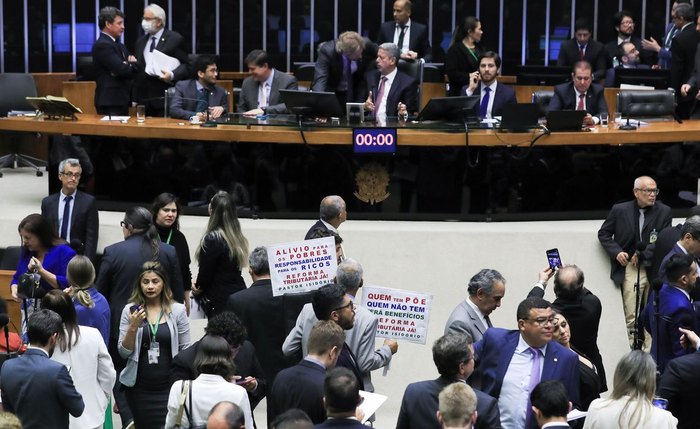 Deputados votam projeto da reforma tributária em 1º turno