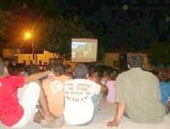 Moradores do povoado assistindo ao filme