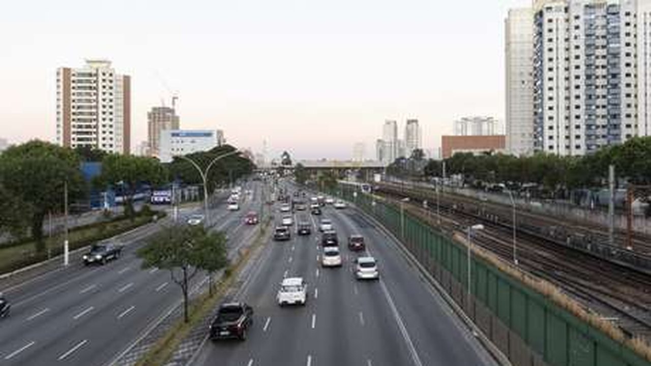 Rodízio faz SP ter melhor dia útil em 2 semanas; isolamento segue abaixo de 50%