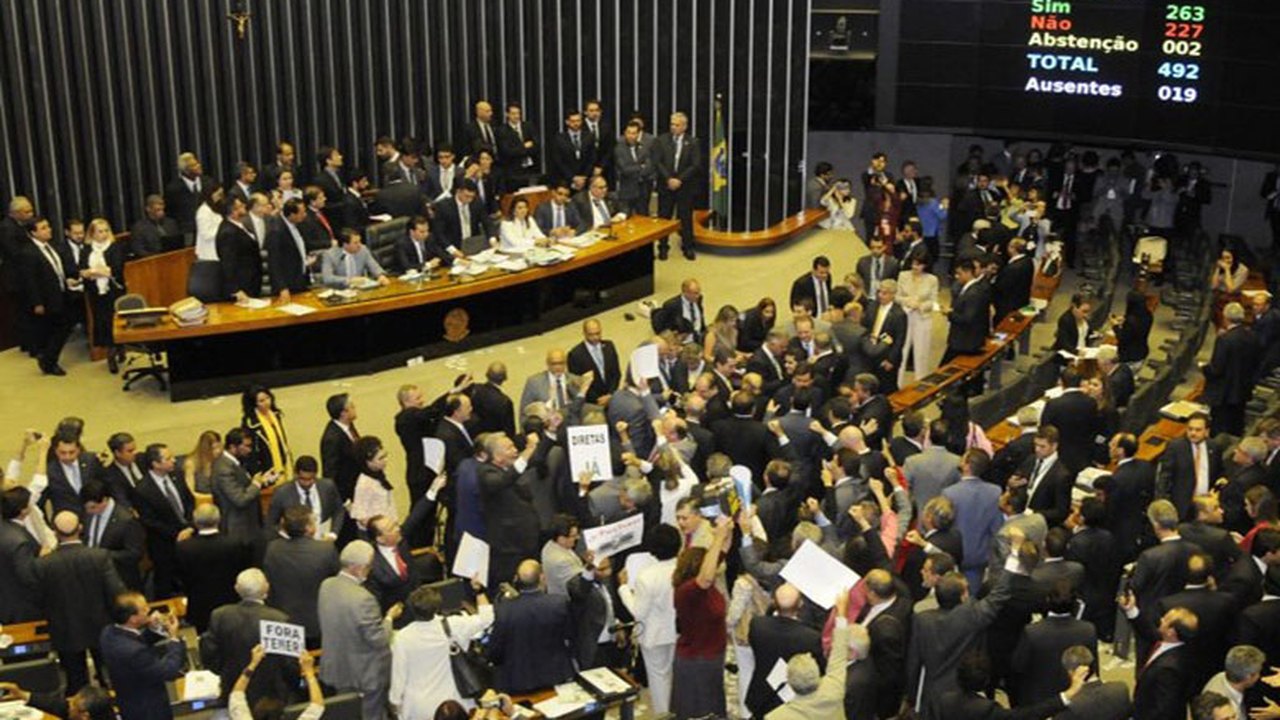 Câmara barra segunda denúncia contra presidente e ministros