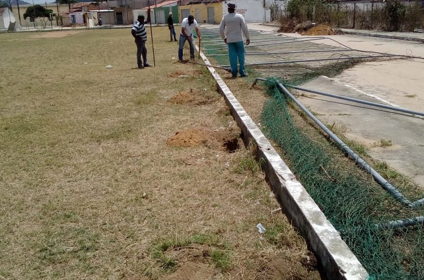 Prefeitura de Arapiraca recupera alambrado do campo do Bom Sucesso