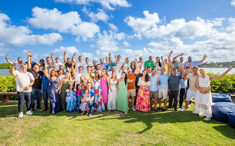 À esquerda ou à direita: JHC e Cunha se confraternizam com nova Câmara de Maceió