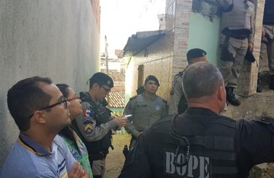 Equipes da Polícia Militar resgatam mulher mantida refém por homem em residência no Feitosa