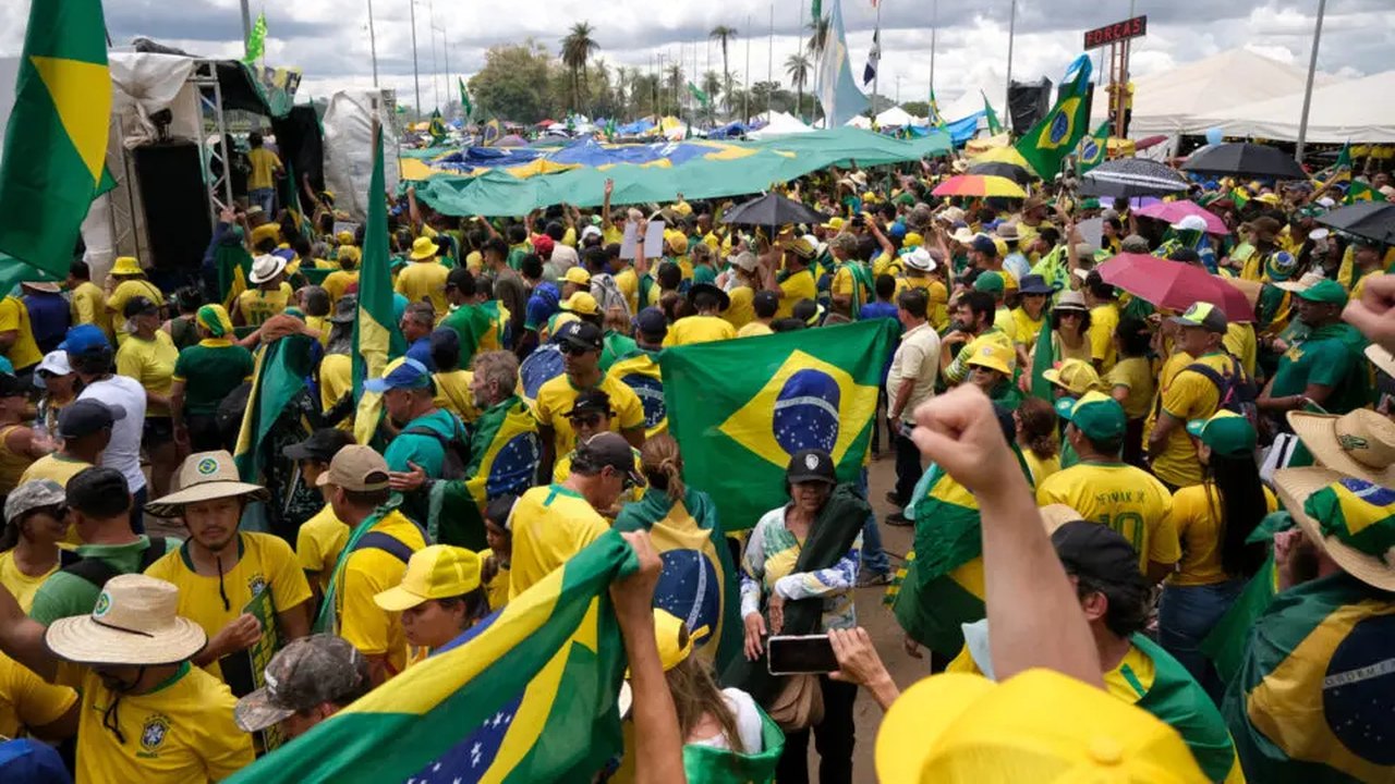 Equipe da Jovem Pan é hostilizada por bolsonaristas e é escoltada pelo Exército