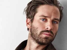 Armie Hammer fala sobre cancelamento em Hollywood: 'Criei esses problemas'