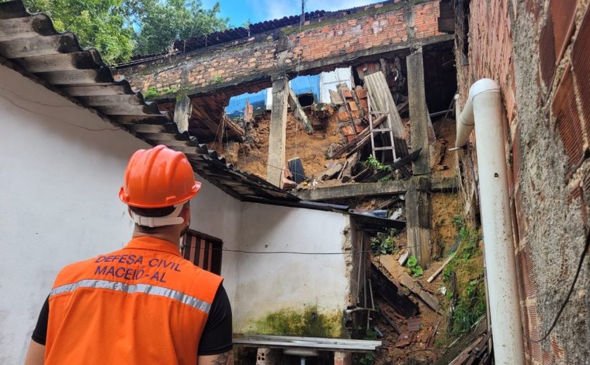 Defesa Civil de Maceió interdita casas após colapso na grota do Aterro