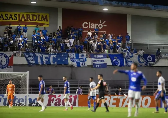 Confusão: torcedores de CSA e Cruzeiro se enfrentam após jogo no Rei Pelé; veja vídeos