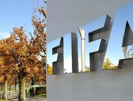 Fifa suspende Paredes por 10 jogos e multa Argentina por racismo e menção às Malvinas