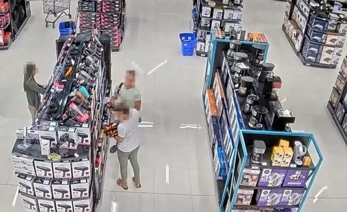 Imagens da câmera de segurança mostram suspeitos de furtarem a loja Havan