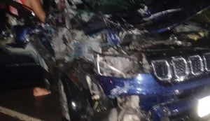 Carro ficou destruído após se chocar com trator