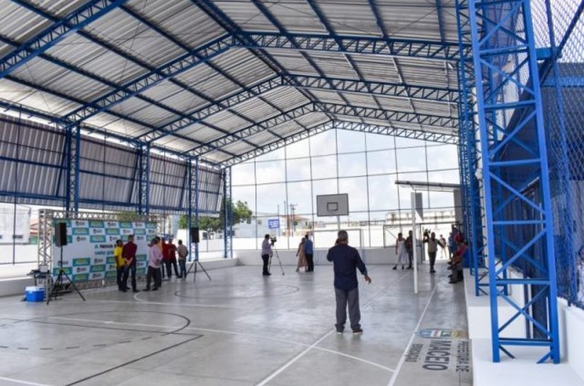 Prefeito Rui Palmeira entrega quadra poliesportiva no Santa Lúcia