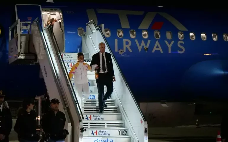 Carregada por Paolini, tocha dos Jogos de 2026 chega em Roma