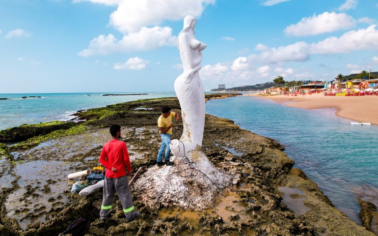 Prefeitura inicia obra de revitalização da estátua da Sereia, ícone de uma das mais belas praias de Alagoas