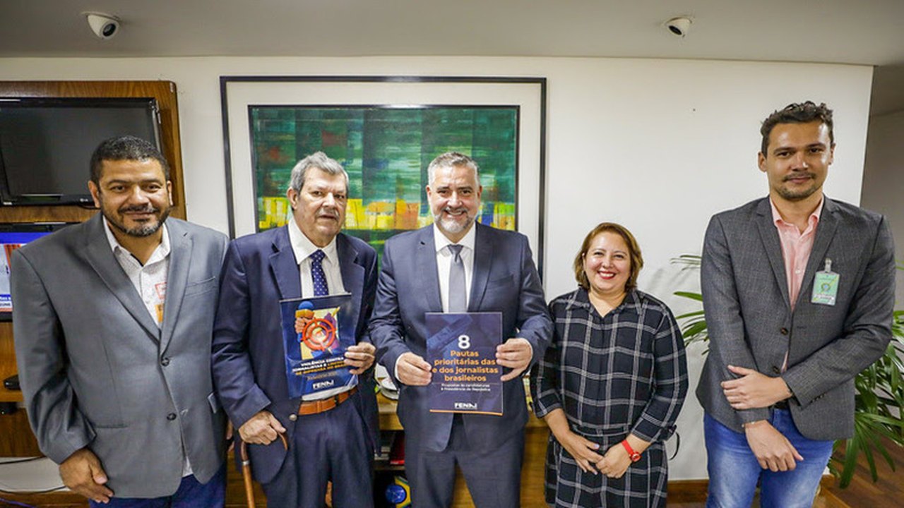 Ministro Paulo Pimenta reitera compromisso do governo com a transparência em reunião com jornalistas