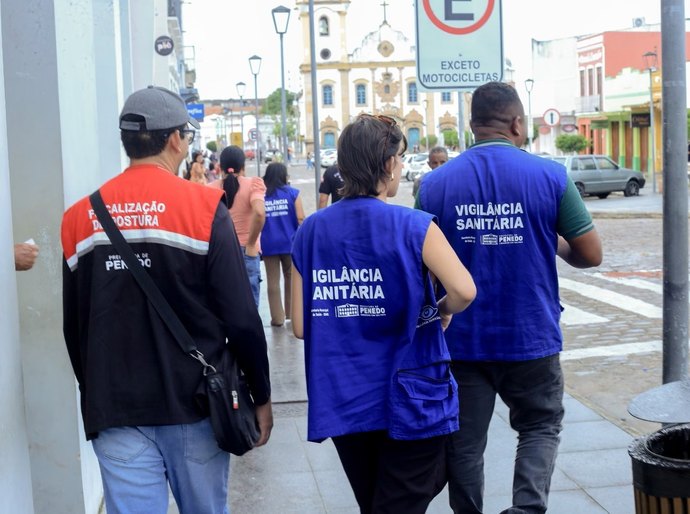 Prefeitura de Penedo orienta e fiscaliza comércio ambulante no Centro Histórico