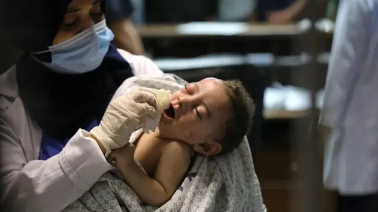 Bebê sobrevive a bombardeio que matou 10 membros de sua família em Gaza