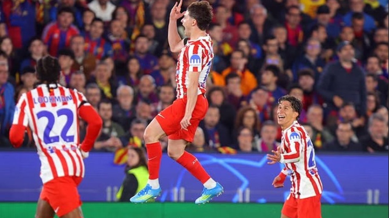 Atlético vence dérbi de Madri com polêmica de arbitragem e ultrapassa Real em LaLiga