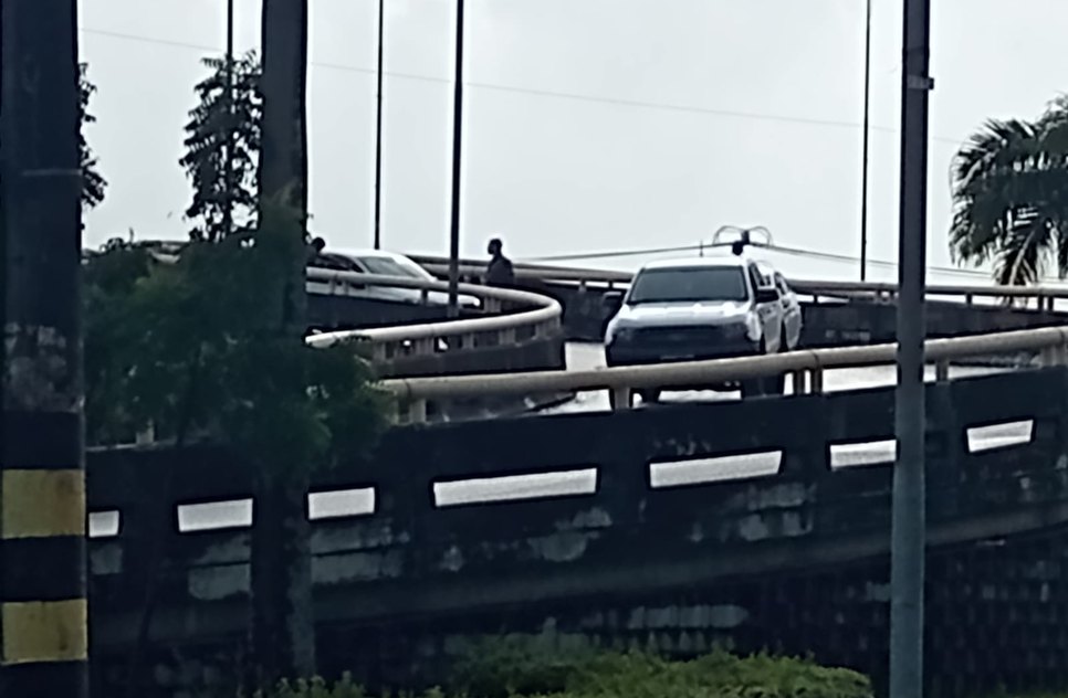 Carro bate na mureta de viaduto e fica abandonado em Aracaju