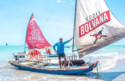 SMTT entrega carteirinhas para jangadeiros regularizados