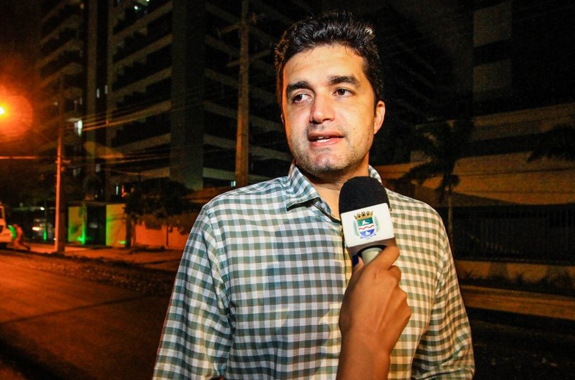 Prefeito Rui Palmeira vistoria obras em andamento no bairro da Mangabeiras
