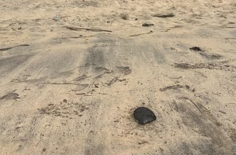 Manchas de óleo aparece em trecho da praia entre Riacho Doce e Guaxuma