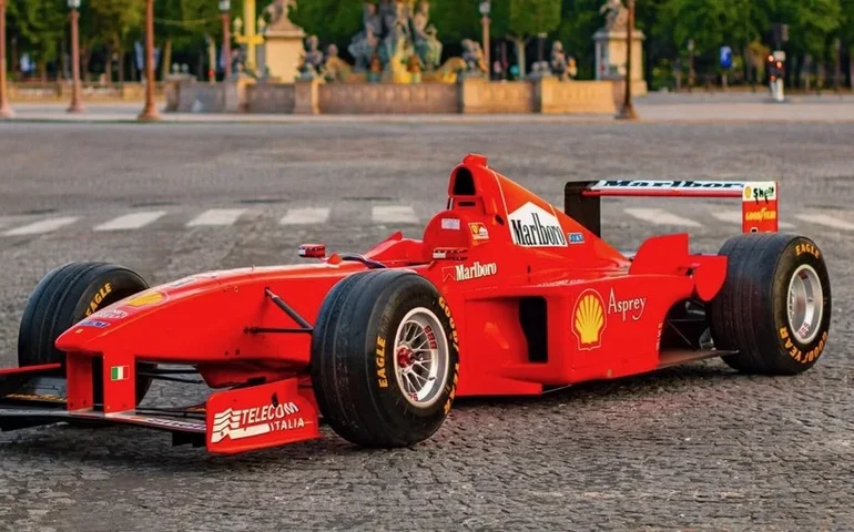 Mecânico realiza sonho de infância e compra seu próprio 'Fórmula 1', único modelo na Bósnia