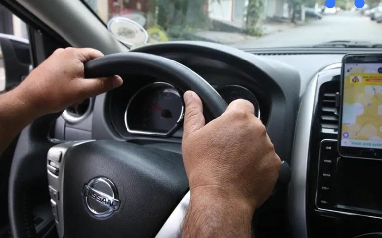 Homem com dois mandados por homicídio é capturado durante abordagem em carro de aplicativo