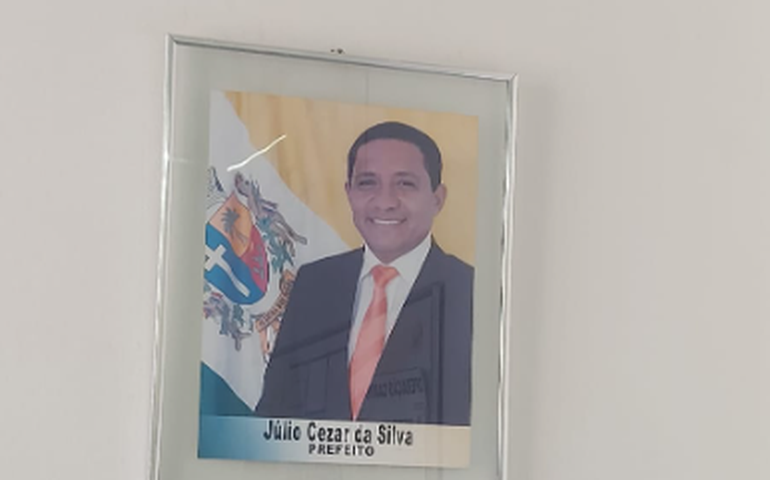 Cinquenta dias depois da posse, prefeita Luisa Duarte mantém retratos de ex-prefeito nas repartições públicas