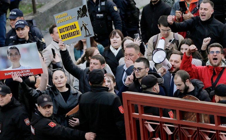 Polícia detém manifestantes que protestavam contra propaganda LGBT na capital da Moldávia