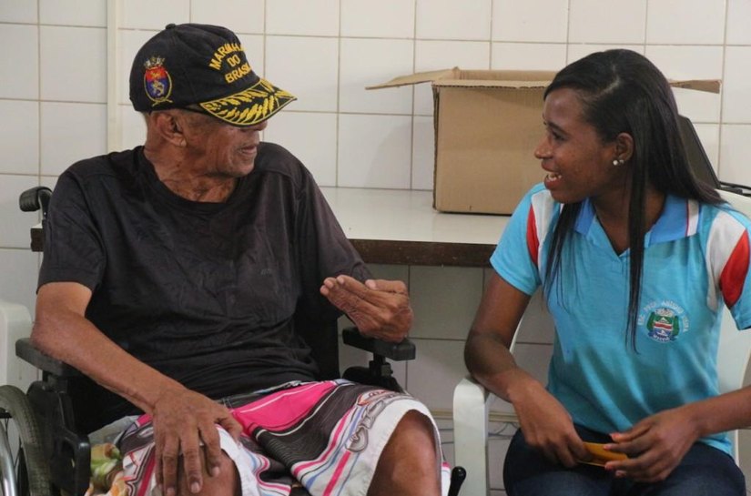 'Adote um idoso' continua com troca de cartas e entrega de doações