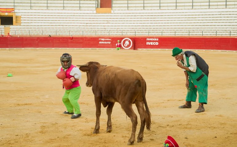Artistas com nanismo defendem tradição de touradas 'cômicas', proibidas por lei, na Espanha: 'é nosso direito ao trabalho'
