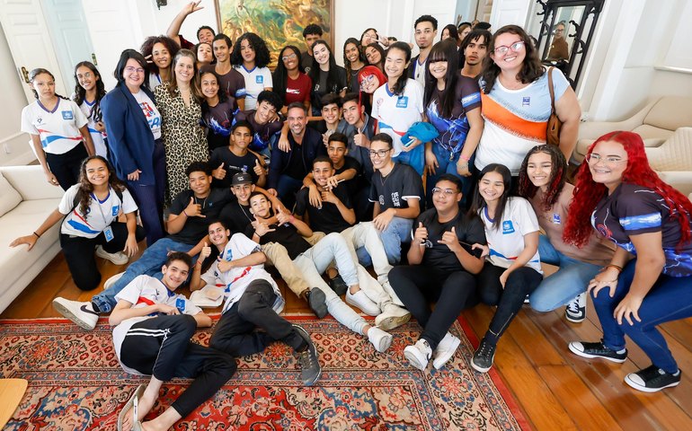 Governador reune estudantes e lança o projeto Jovem Ouvidor