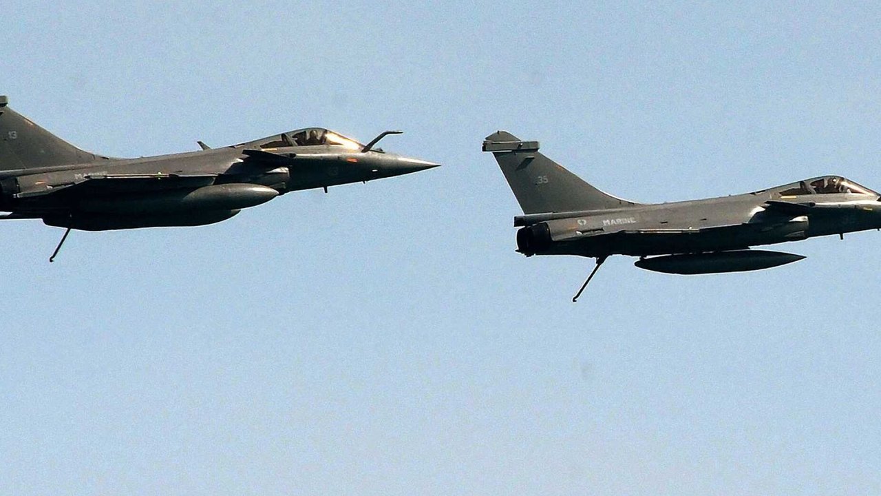 Pilotos franceses são encontrados mortos após acidente raro durante voo de caças