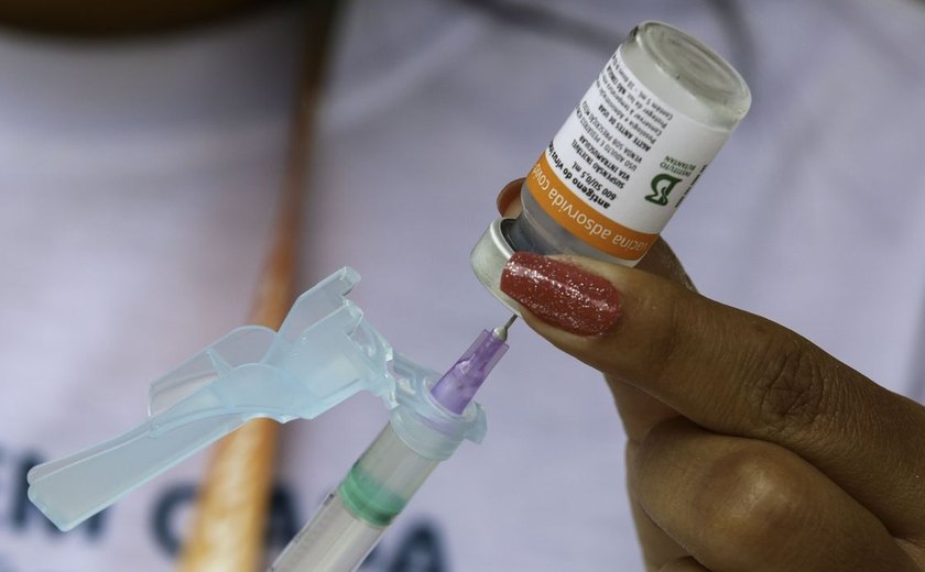 Especialistas sugerem vacinação nas escolas para aumentar adesão