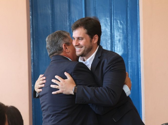 Prefeito Cláudio Filho Cacau transmite cargo para vice Walter Avelino