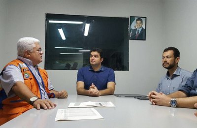 Na Defesa Civil, Rui Palmeira acompanha trabalhos da força-tarefa