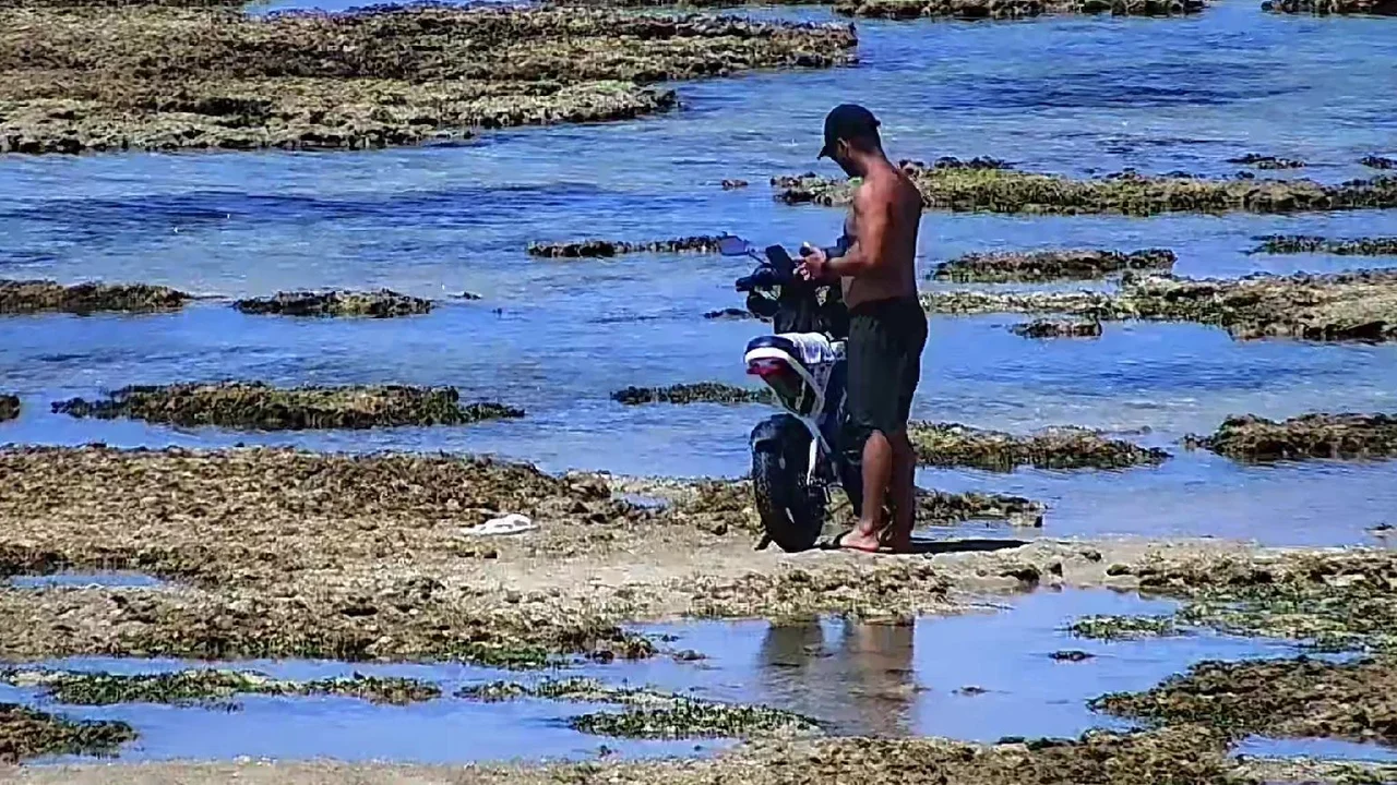 Homem é detido após trafegar com moto elétrica sobre corais na Ponta Verde