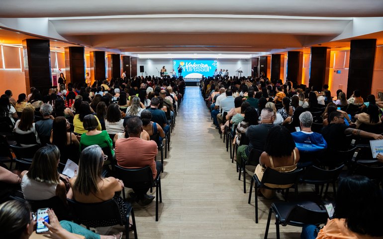 Missão de vida: Centenas de professores da rede pública municipal participam de evento comemorativo ao Dia do Professor