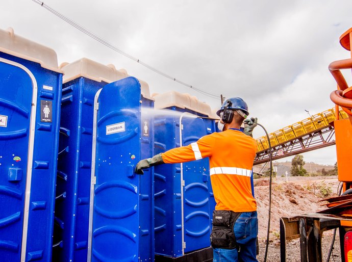 Carnaval: saiba como usar banheiros móveis corretamente para evitar riscos à sua saúde e à dos outros foliões